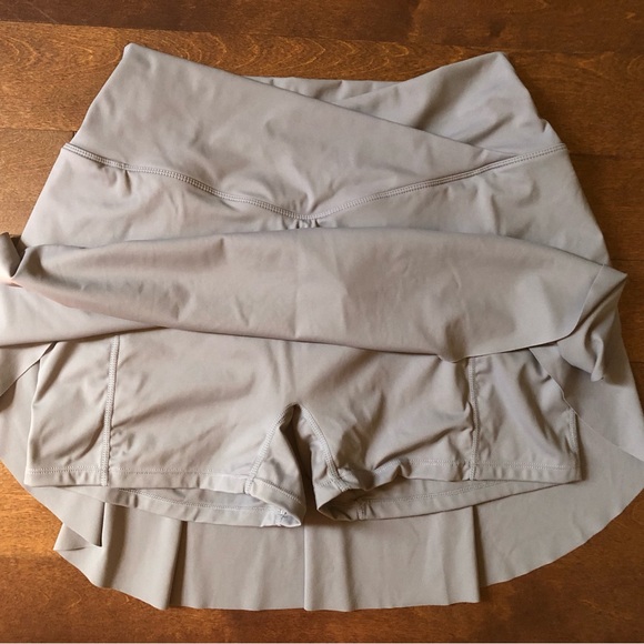 Halara skirt with built in shorts (size XL, 12-16) - Picture 2 of 3